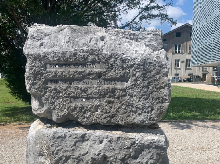 Ulteriore dettaglio del secondo monumento presso l'Ospedale Italiano di Lugano, eretto per ricordare i volontari ticinesi morti durante la Prima Guerra Mondiale per l'Italia e la Francia. Fonte: RSI