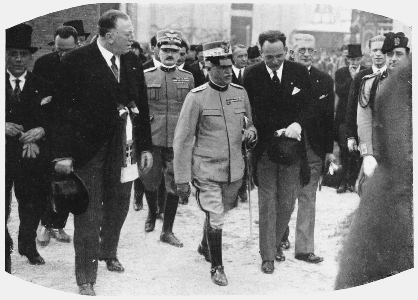 Re Vittorio Emanuele III mantenne uno stretto e strategico legame con la Svizzera. Durante la Prima Guerra Mondiale mantenne relazioni diplomatiche cruciali per la neutralità elvetica; nel settembre 1943, di fronte alla crisi dell'armistizio, garantì rifugio sicuro a Ginevra e Losanna per la regina Elena e la famiglia reale.