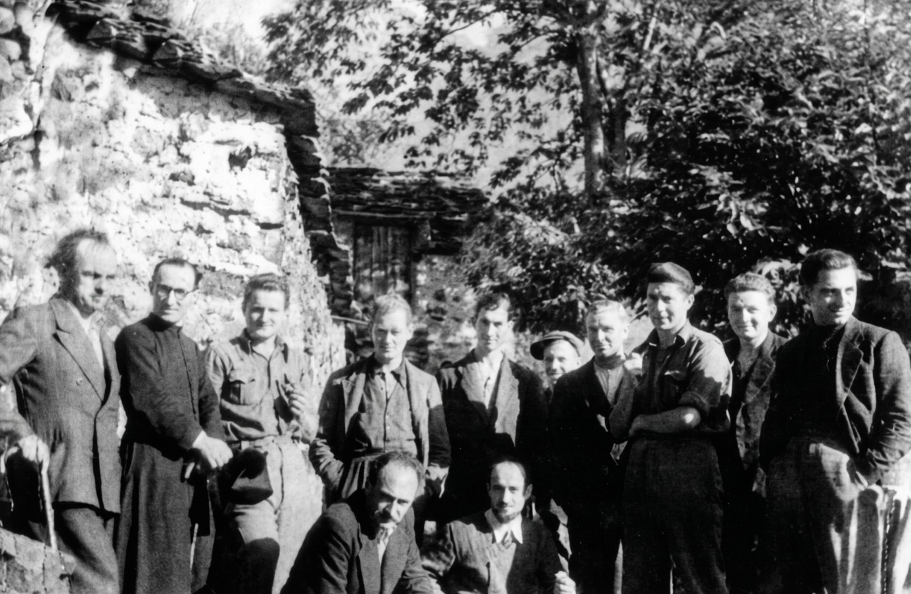Alberto Cefis terzo da destra insieme a ex-prigionieri alleati. La foto è stata scattata a Colloro, sopra Premosello (Valtoce). Probabilmente tra giugno-luglio del 1944. La folta chioma degli alberi, le maniche arrotolate, le camicie sbottonate e le ombre corte del mezzogiorno indicano la tarda primavera o il pieno estate, mentre l'assenza di pesanti cappotti invernali evidenzia un clima alpino mite. Fonte: via Valerio Rossi.