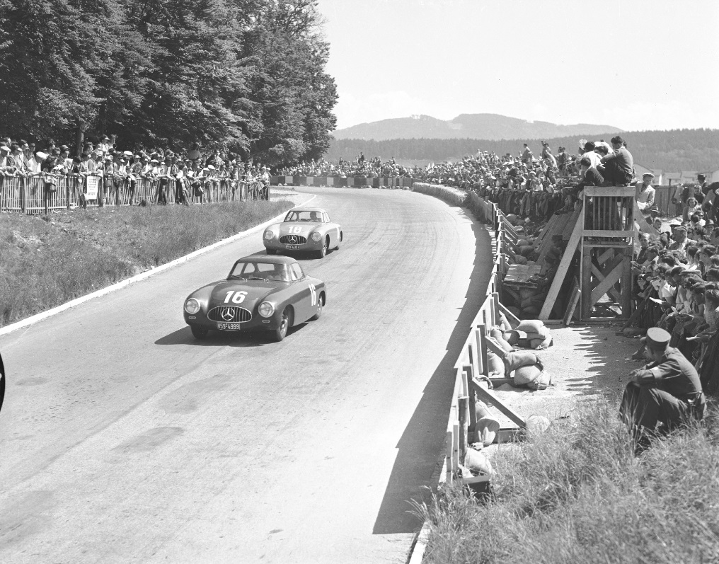 Due Mercedes 300 SL prototipo, n. 16, pilotata da Rudolf Caracciola, poi gravemente incidentato in gara. Prima delle otto prove del Campionato Mondiale Automobilistico del 1952, disputato secondo la nuova formula della Formula 2. Fonte: Ethz Pics