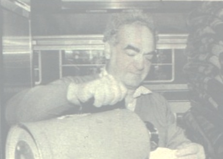 Vincenzo Infantino, padre di Giovanni "Gianni" Infantino, al lavoro intento a servire del caffé.