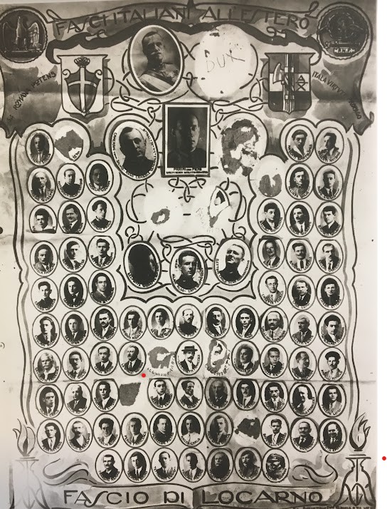 Pubblicato nel 1934, il manifesto del Fascio di Locarno raffigura con nome e foto circa novanta esponenti del fascismo locale, prevalentemente italiani. Tra le figure di rilievo compaiono il console Luigi Gabrielli e Lorenzo Cassis (senza legami col consigliere federale), mentre non è presente il responsabile fascista Ambrogio Frigerio.