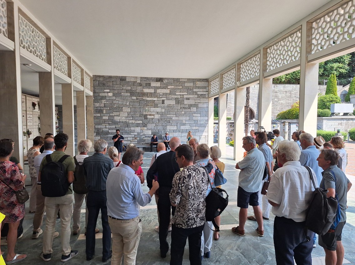 Il momento della commemorazione per la riabilitazione dei ticinesi che hanno aiutato la Resistenza presso il cimitero di Locarno. Fonte: Ass. Memoria 1943-1945.