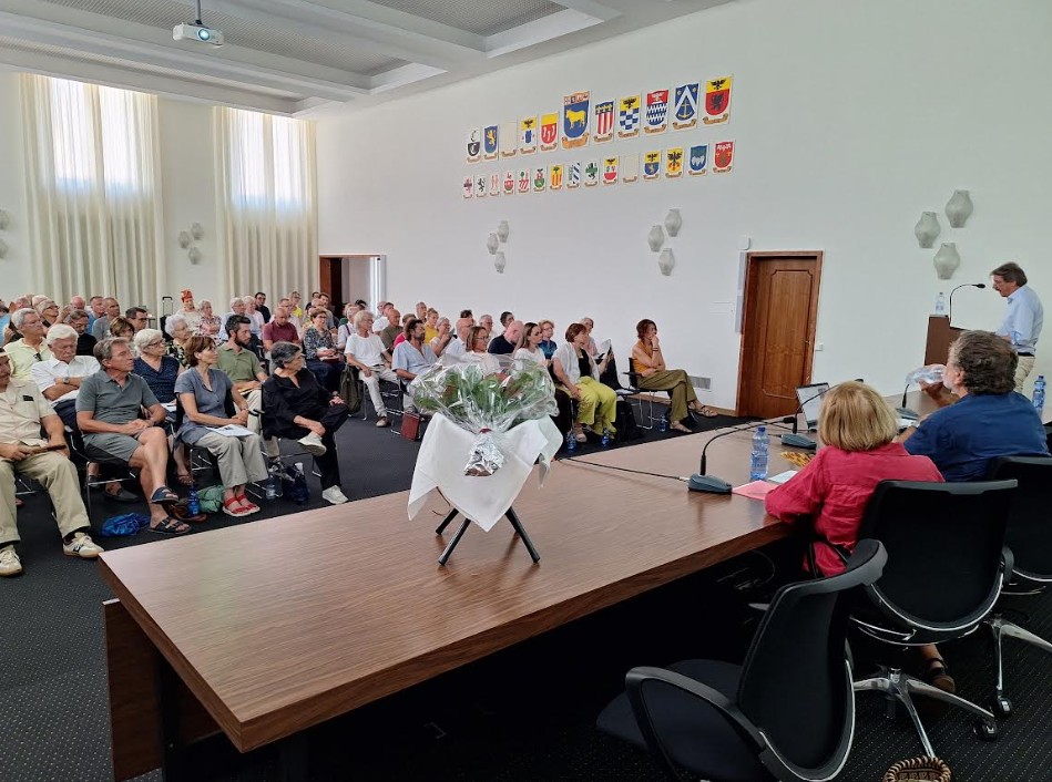 Un momento della conferenza con l'ex Consigliere Nazionale Paul Rechsteiner (SP). Fonte: Ass. Memoria 1943-1945