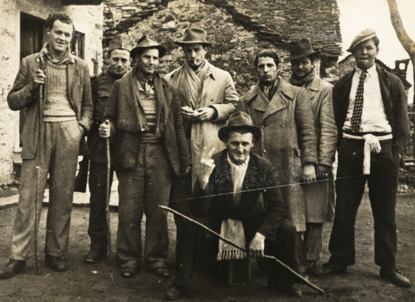 Sydney Short al centro della fotografia, Duncan primo da sinistra. Cortaccio sopra Brissago 4 aprile 1944. Il terzo da destra il passatore-partigiano italiano rimasto ignoto. Fonte: Famiglia Short, Nuova Zelanda