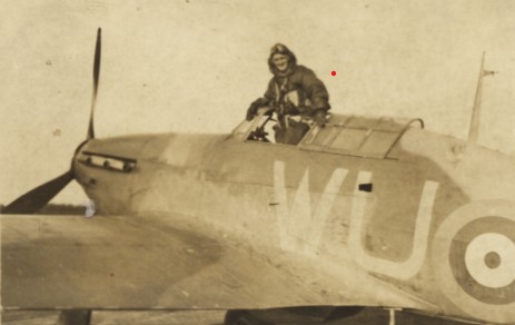 Sydney Short con un Hawker Hurricane Mk II della RAF. Short in tenuta da volo. Sul fianco della fusoliera è ben visibile il codice di squadriglia WU (appartenente al No. 225 Squadron RAF) affiancato dalla coccarda tricolore della Royal Air Force. Fonte: Famiglia Grant Short