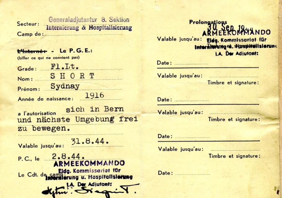 Documento d'identità per Sydney Short durante il suo internamento in Svizzera. La tessera consentiva una limitata libertà di movimento nei dintorni di Berna. Le molteplici date di proroga sul lato destro suggeriscono che il suo internamento fu prolungato almeno una volta. Questa tessera fa parte del sistema amministrativo svizzero, nello specifico per qualcuno che richiedeva sia l'internamento sia cure mediche (ricovero ospedaliero), come indicato dalla dicitura "Hospitalisierung". È interessante notare come i soldati alleati potessero muoversi liberamente, mentre i soldati tedeschi, italiani e sovietici venivano internati nei campi.Fonte: Famiglia Grant Short, Nuova Zelanda