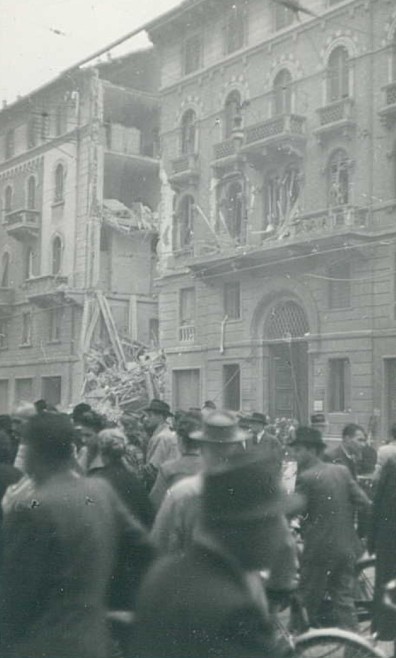 L'agosto 1943 segnò i bombardamenti più devastanti su Milano da parte della RAF. Nelle notti del 12-13, 14-15 e 15-16 agosto, tonnellate di bombe distrussero il centro storico, monumenti come il Duomo e la Scala, e uccisero centinaia di civili, piegando il morale della popolazione e accelerando la fine del fascismo. Fonte: Archivio Insubrica Historica