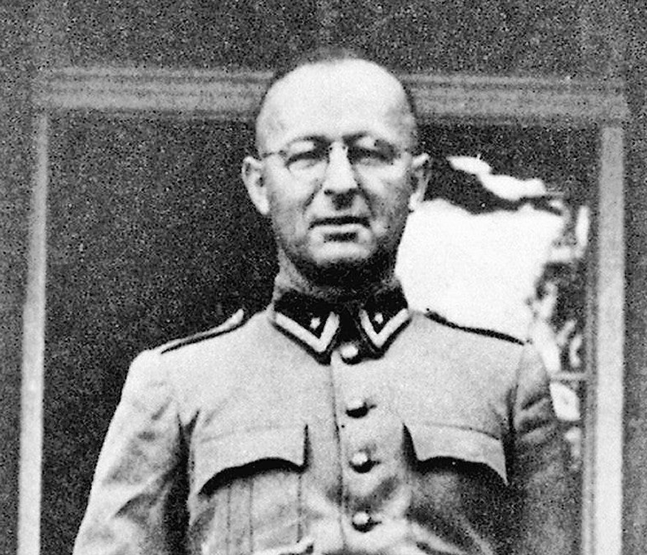 Max Waibel (1901–1971), officier d'État-major suisse, dirige la section 1 du renseignement militaire à Lucerne durant la Seconde Guerre mondiale. En 1945, il orchestre l'Opération Sunrise, servant d'intermédiaire secret entre l'OSS américain et les SS. Son action permet la capitulation anticipée des forces allemandes en Italie du Nord le 2 mai 1945, épargnant des milliers de vies.