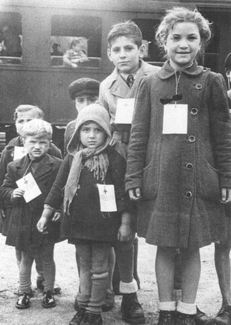 Im Oktober 1944 flohen nach dem Ende der Partisanenrepublik Ossola tausende Zivilisten in die Schweiz. Darunter waren etwa 1500 mangelernährte Kinder, die „Bambini del Pane Bianco“. Schweizer Gastfamilien nahmen sie auf, boten Schutz vor Vergeltung und gaben ihnen das namensgebende weiße Brot. Quelle: SRK