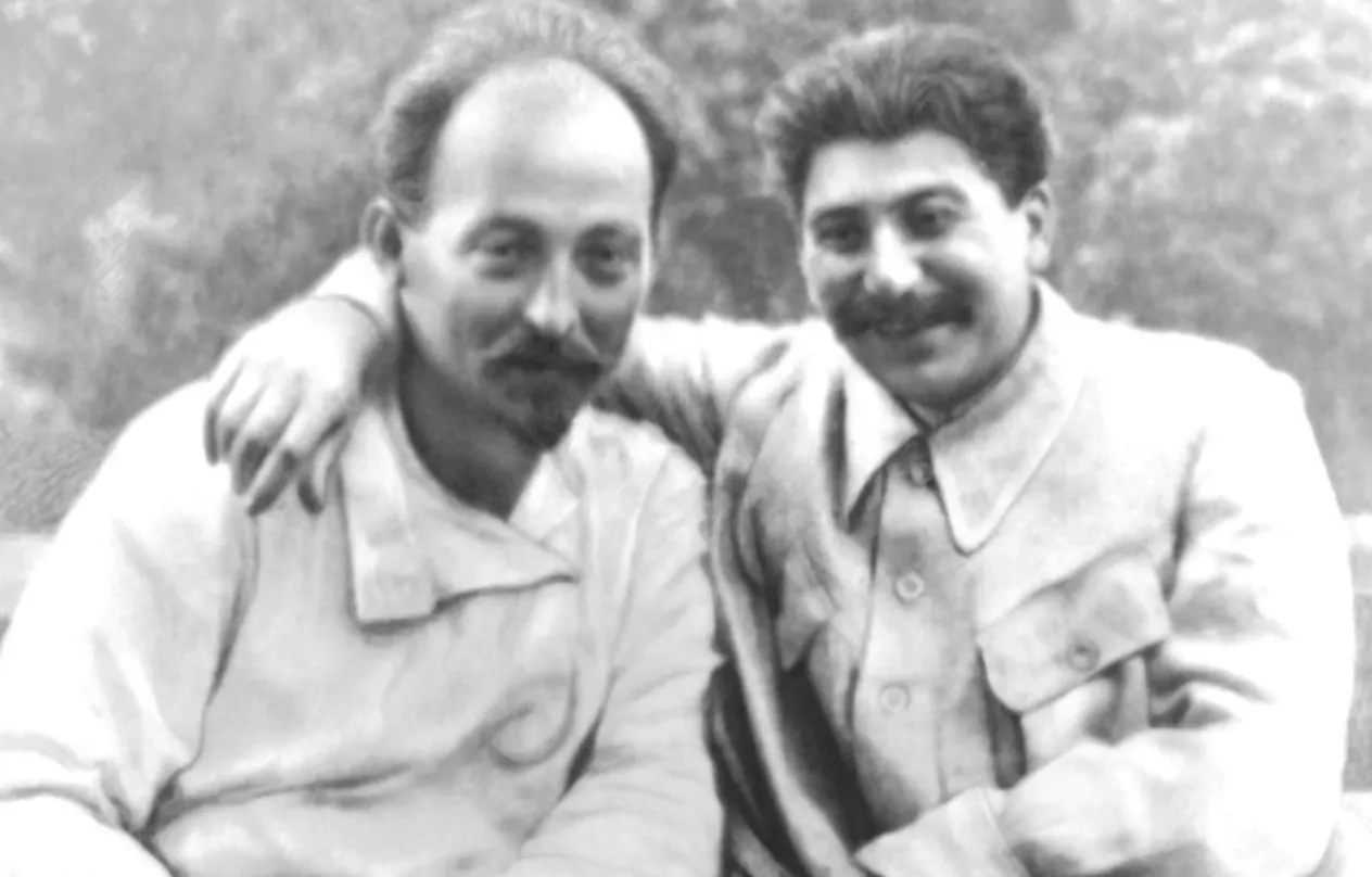 Fotografia in bianco e nero ritrae Feliks Dzeržinskij (a sinistra) insieme a Iosif Stalin (a destra) in un momento informale, sorridenti e abbracciati. Dzeržinskij, rivoluzionario polacco naturalizzato sovietico, fu il fondatore e capo della Čeka, la prima polizia segreta bolscevica, ed è considerato una delle figure chiave nella strutturazione del terrore di Stato sovietico. Fonte: Archivio Insubrica Historica