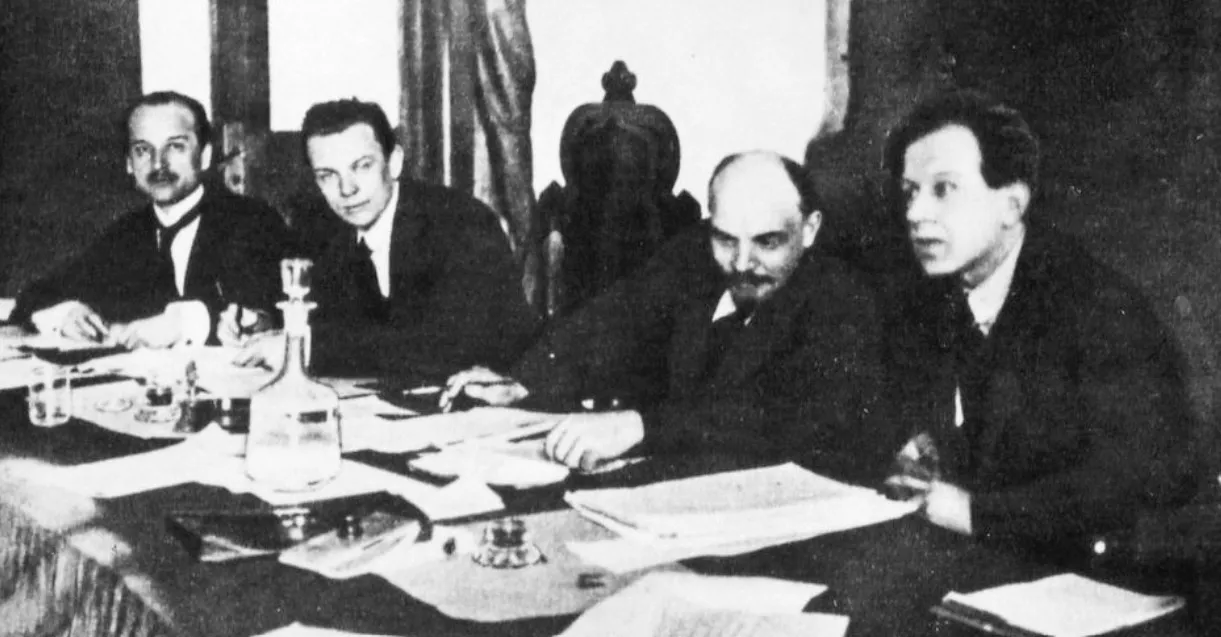 Fritz Platten (1883–1942) è stato un politico svizzero e cofondatore del Partito Comunista Svizzero. Noto per aver organizzato nel 1917 il celebre viaggio di Lenin in treno dalla Svizzera alla Russia, gli salvò la vita facendogli da scudo durante un attentato nel 1918. Trasferitosi in URSS, fu poi vittima delle purghe staliniane e giustiziato nel 1942. Fonte: Wikipedia