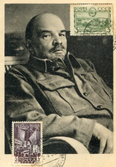 Cartolina postale commemorativa ritrae Vladimir Lenin, leader della Rivoluzione d'Ottobre e fondatore dell'Unione Sovietica. L'immagine in bianco e nero mostra Lenin in posa meditativa ed è arricchita da due francobolli dell'URSS del 1932 (da 3 kopechi), emessi per il quindicesimo anniversario della rivoluzione (1917–1932), con tanto di timbro postale originale dell'epoca. Fonte: Archivio Insubrica Historica