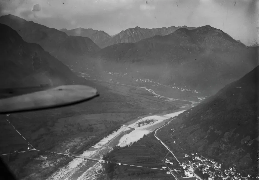 Rara immagine presa da Walter Mittelholzer nel 1919. Nel sottofondo al centro dell'immagine Tegna. Fonte: Ethz Pics.
