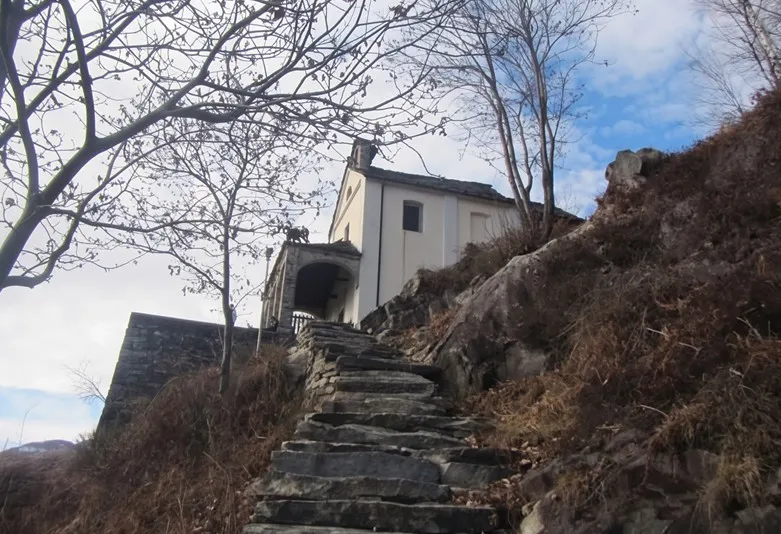 L'oratorio di Sant'Anna, edificato nel XVII secolo, si erge su un poggio roccioso sopra il borgo di Tegna, lungo il sentiero per Dunzio. Conosciuto anche come Madonna delle Scalate o della Neve, è stato voluto dagli emigranti locali. Fonte: Ascona Locarno Turismo
