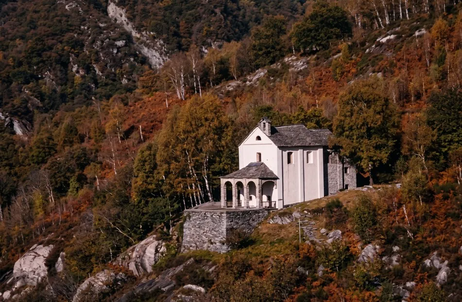 Tegna Sant'Anna vista da lontano
