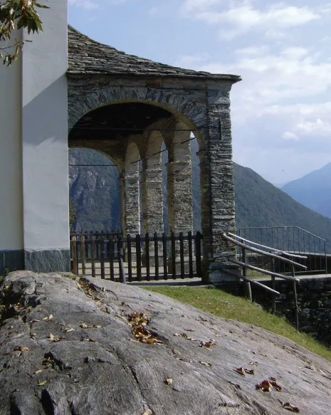 Nato attorno a una cappellina cinquecentesca ancora visibile, l'oratorio conserva al suo interno un unico affresco antico: una Madonna con Bambino circondata da decorazioni in stucco della fine del Seicento. Fonte immagine: Treterre : semestrale di Terre di Pedemonte e Centovalli (2016)