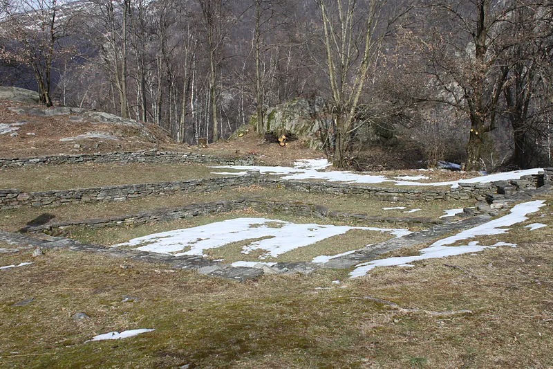 Sulla cresta dello sperone roccioso si conservano le mura perimetrali di semplici edifici medievali, parte di un antico complesso fortificato e rifugio della popolazione locale. Oggetto di lunghi interventi di restauro completati nel 2018, la rocca domina strategicamente la confluenza tra le valli della Maggia e delle Centovalli. Fonte: Insubrica Historica