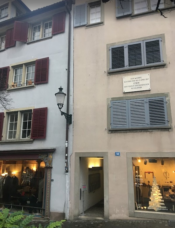 La Spiegelgasse 14 a Zurigo, l'edificio chiaro sulla destra, dove Vladimir Lenin visse in esilio dal 1916 al 1917, poco prima della Rivoluzione russa. Una targa commemorativa è visibile sopra le finestre del primo piano. Fonte: Insubrica Historica