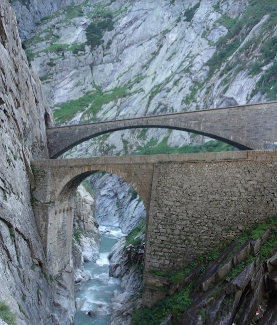 Il Ponte del Diavolo (in secondo piano), situato nella spettacolare gola della Schöllenen lungo il San Gottardo, fu teatro di uno scontro leggendario il 25 settembre 1799. Il generale russo Aleksandr Suvorov guidò le sue truppe contro i francesi, forzando heroicamente questo passaggio strategico e impervio per proseguire la sua straordinaria avanzata alpina. Fonte: Insubrica Historica