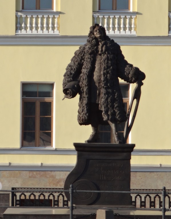 Domenico Trezzini (1670–1734), architetto svizzero nato ad Astano (Canton Ticino), fu una figura chiave del Barocco petrino. Assunto da Pietro il Grande nel 1703, progettò la pianta urbanistica di San Pietroburgo e capolavori come la Fortezza di Pietro e Paolo e la Cattedrale omonima. Il suo stile essenziale ed elegante plasmò in modo permanente il volto della nuova capitale russa. Fonte: Wikipedia